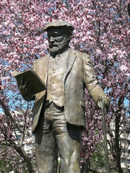 Estatua del poeta León Felipe en Madrid 