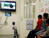 El Gobierno de Estados Unidos asegura que mantendrá a niños inmigrantes detenidos junto a sus padres