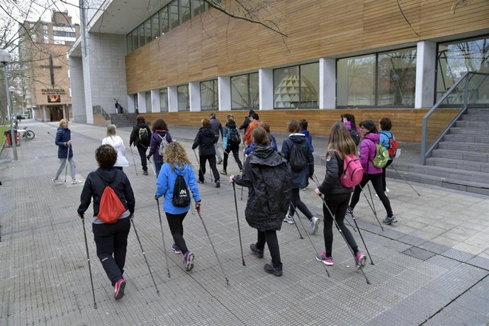 Sesión de marcha nórdica organizada por el Ayuntamiento de Pamplona