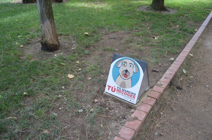 Uno de los carteles que va a colocar el Ayuntamiento oscense.