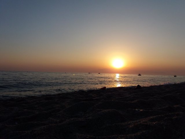 Puesta de sol en la playa de Cabo de Gata (Almería)