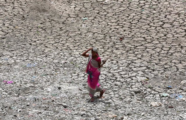 Una mujer camina en un río seco en Ahmedabad