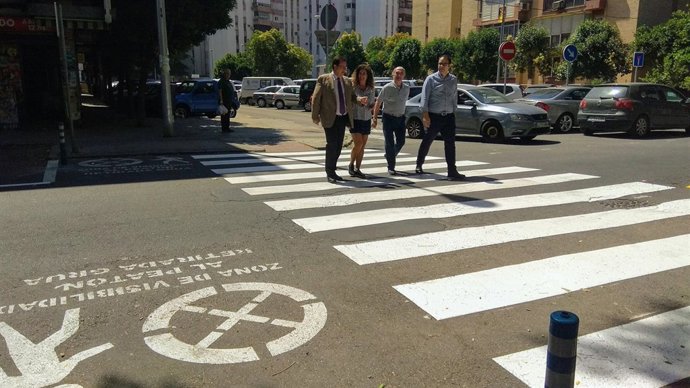 Renovación de las señales horizontales en 68 calles de Triana, en Sevilla