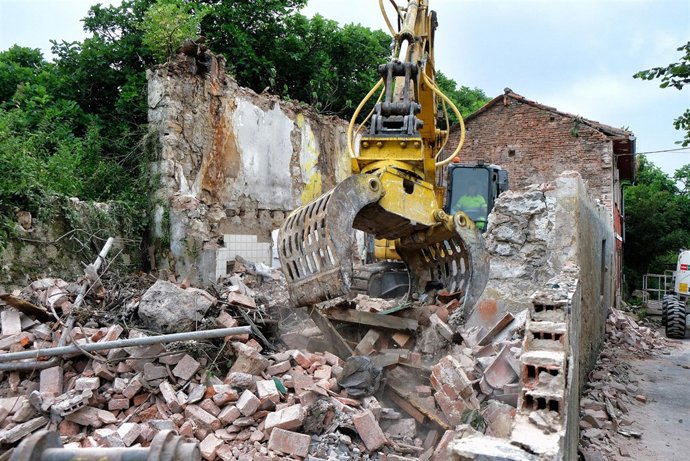 Derribado edificio en Adarzo