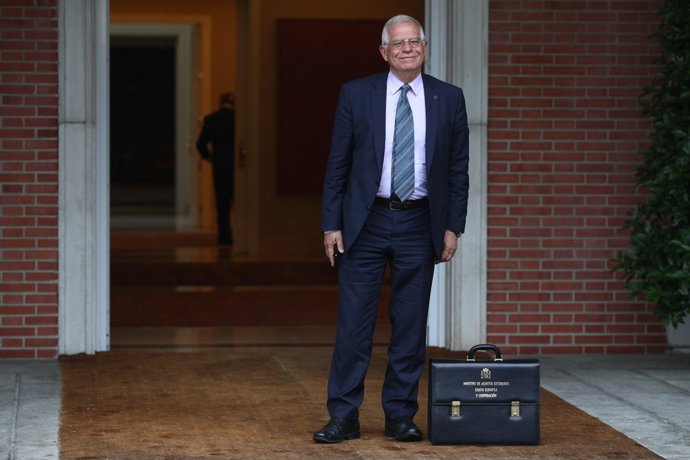 Borrell, ministre d'Afers exteriors, arriba al seu primer Consell de Ministres
