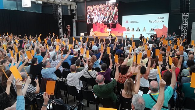 Los militantes de ERC votando la ponencia política del partido
