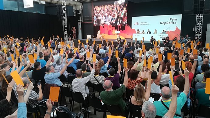 Els militants d'ERC votant la ponència política del partit