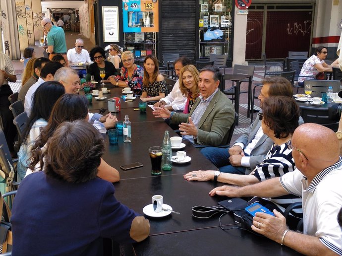 Encuentro de García Hernández con militantes en una cafetería de Zaragoza.