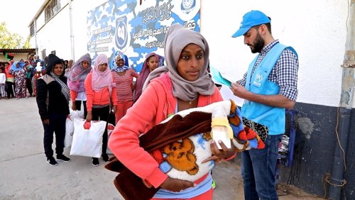 Una madre eritrea y su hijo abandonan un centro de detención en Libia