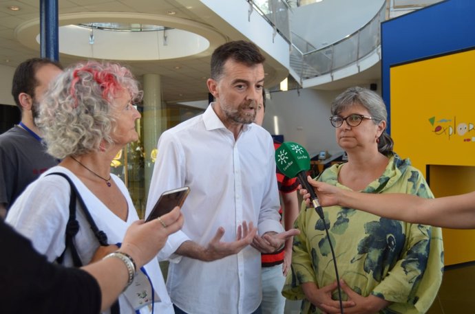 Antonio Maíllo atiende a los medios en Granada