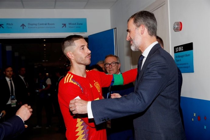 El Rey saluda a los jugadores de la Selección tras la derrota ante Rusia