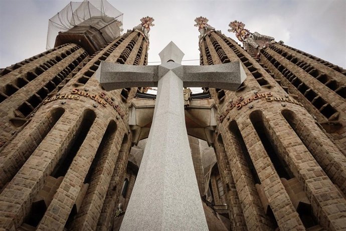 Instalan una cruz maciza de 18 toneladas en la Sagrada Família