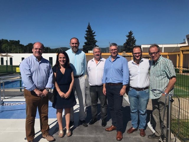 Jesús Solís con el alcalde de Castellar en la piscina municipal