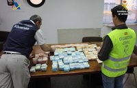Intervenidos en el puerto de Huelva 528.000 euros ocultos en un vehículo procedente de Canarias