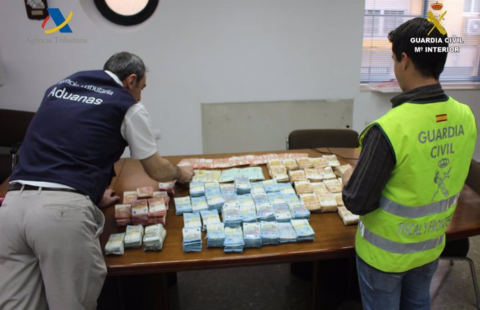 Intervienen 528.000 euros ocultos en un vehículo en el ferry de Canarias.
