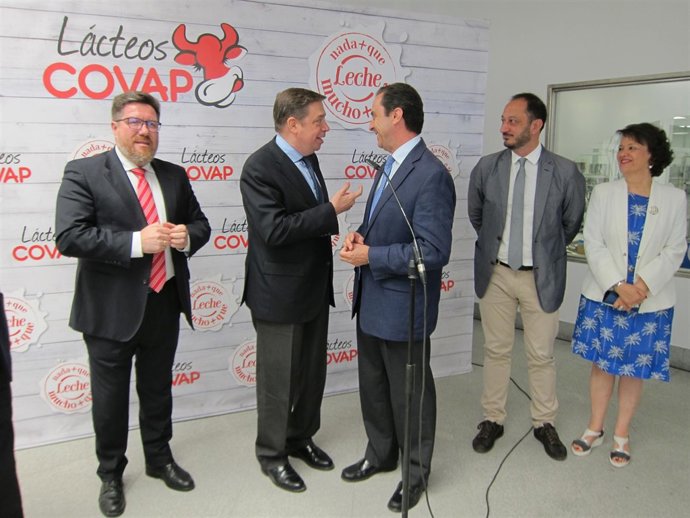 Planas habla con el presidente de Covap, entre Sanchez Haro y Gómez de Celis