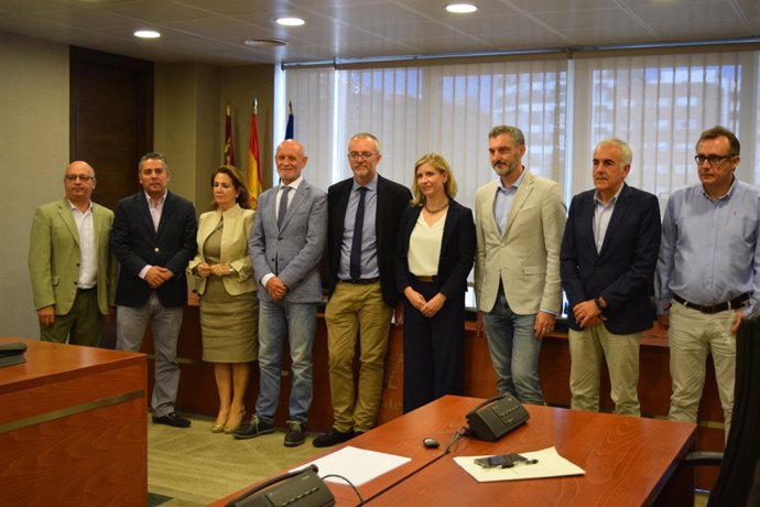 La alcaldesa de Molina de Segura, en el centro, en la Comisión
