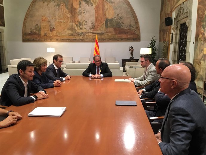 Quim Torra junto al presidente de FemCat, Pau Relat, y miembros del patronato
