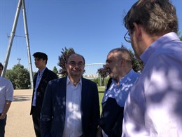 Lambán hablando con otros miembros del PSOE hoy en