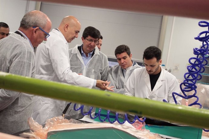 Juan Marín visitando la fábrica de Carbures en Jerez
