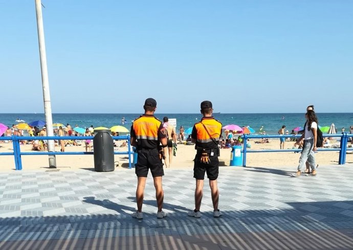 Dos agentes de Protecció Civil en El Postiguet