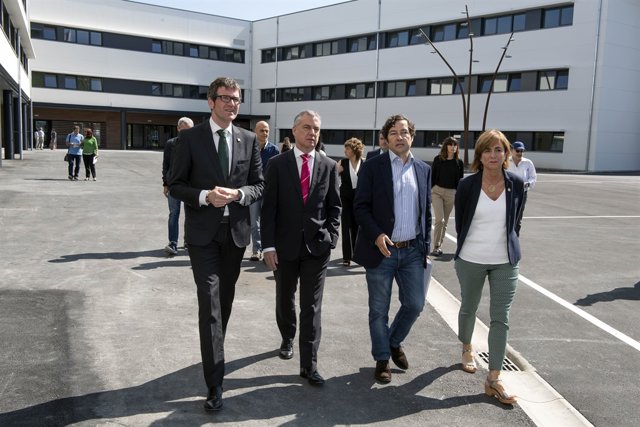 Zabalgana Institutu berria bisitatzen