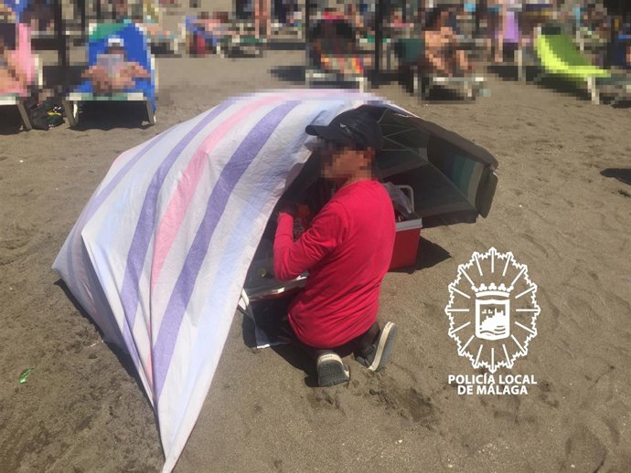 Vendedor ambulante de cocteles en playa de málaga