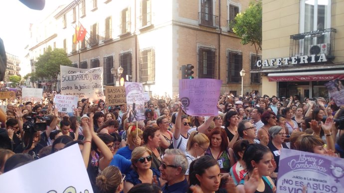 Manifestación contra la libertad de 'La Manada' en el Ministerio de Justicia