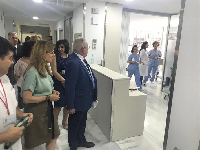 Marina Álvarez (izda.) visita el Hospital de Pozoblanco