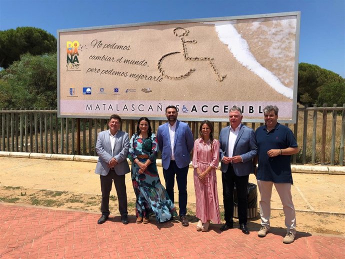 El consejero de Turismo, Francisco Javier Fernández, en Matalascañas.