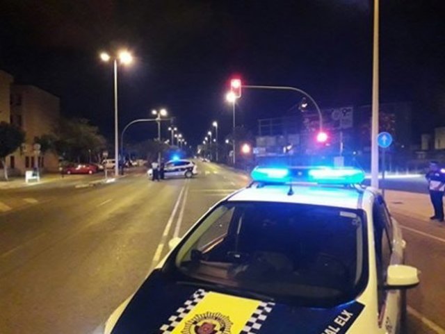 Dos vehículos patrulla en un control