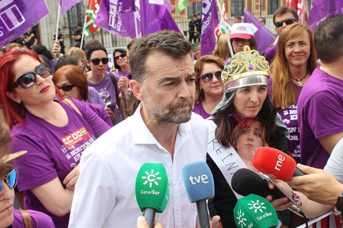 El coordinador general de IULV-CA, Antonio Maíllo, atiende a periodistas