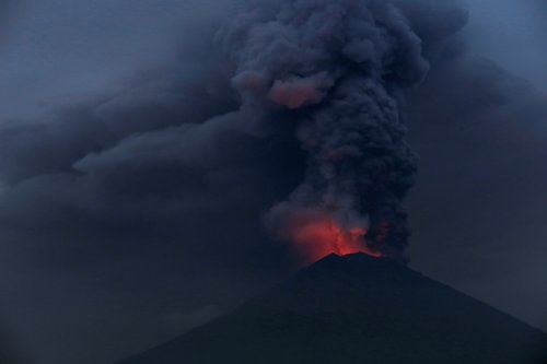 Volcán en erupción en Bali (Indonesia)