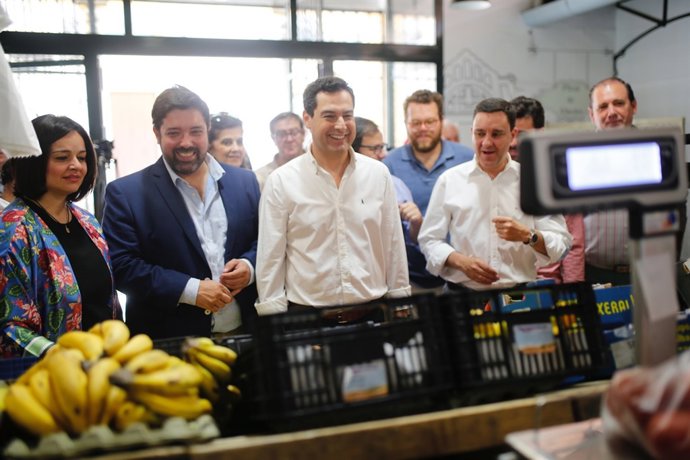 Juanma Moreno, en Lora del Río, este lunes