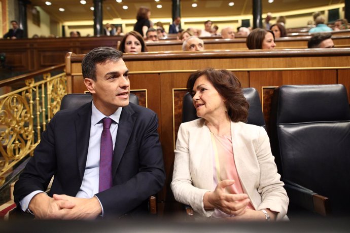 Pedro Sánchez y Carmen Calvo durante el pleno en el Congreso