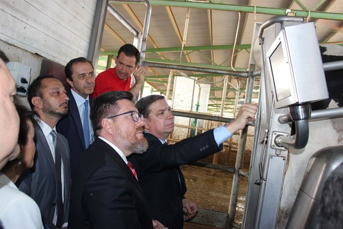 Sánchez Haro y Planas en una explotación de vacuno de leche en Los Pedroches
