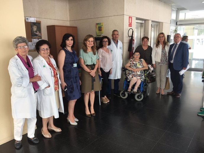 Marina Álvarez (centro) durante su visita al Hospital de Pozoblanco