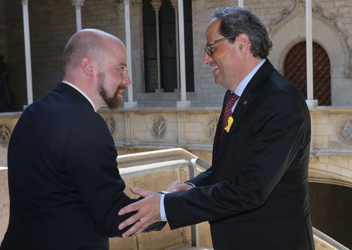 El diputat finès Mikko Kärnä i el president Quim Torra 