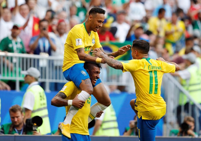 Neymar, Coutinho y Paulinho celebran el gol de Brasil