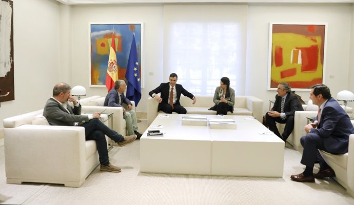 Pedro Sánchez recibe a los agentes sociales en Moncloa