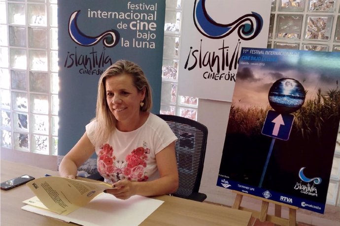 La alcaldesa de Isla Cristina, Montserrat Márquez, firma un convenio con la RTVA