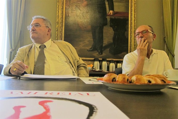 El dtor.de l'Agència Catalana de Patrimoni Cultural J.M.Roda a l'esquerra