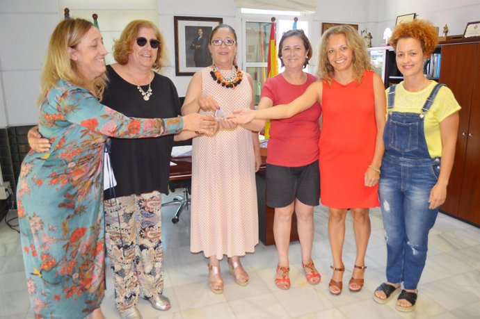La alcaldesa de Punta Umbría, Aurora Águedo, con miembros de la AECC.