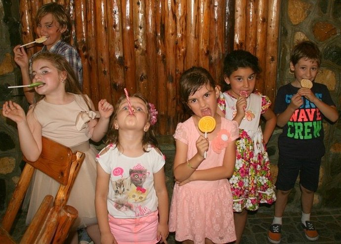 Niños comiendo una piruleta