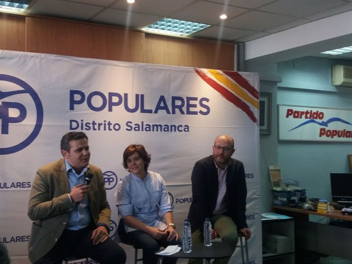 Soraya Sáenz de Santamaría en un acte en el PP del districte de Salamanca