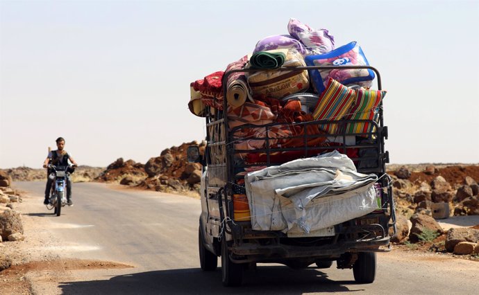 Camión cargado con pertenencias a las afueras de Deraa