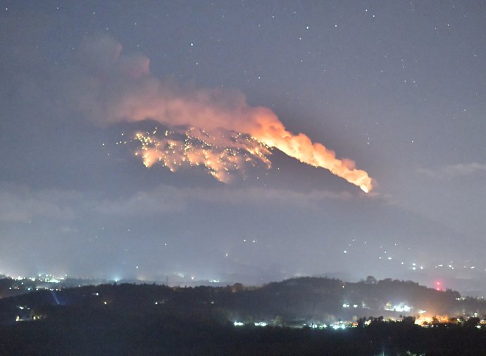 El volcán del monte Agung en erupción
