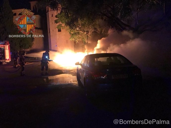 Bombero sofoca incendio en un vehículo en Palma