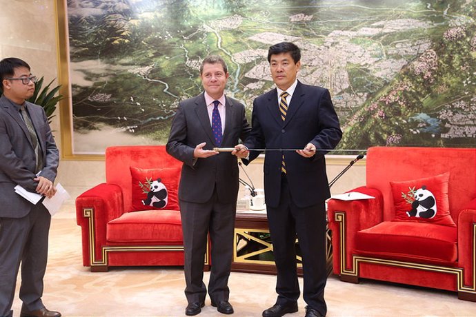 El presidente de C-LM, Emiliano García-Page, y el alcalde de Chengdu, Luo Qiang