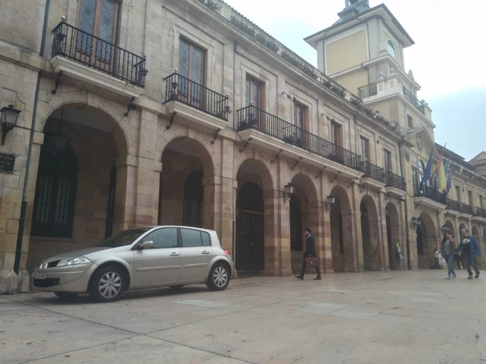 Coche de policía de la UDEF frente al Ayuntamiento de Oviedo